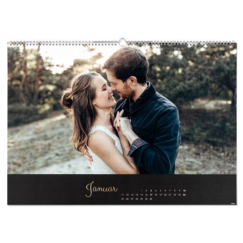 Vægkalender med effektlak i guld A2