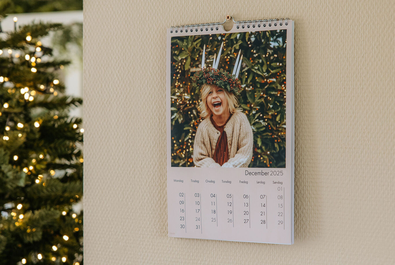 En dekorativ vægkalender med festligt motiv og dato.