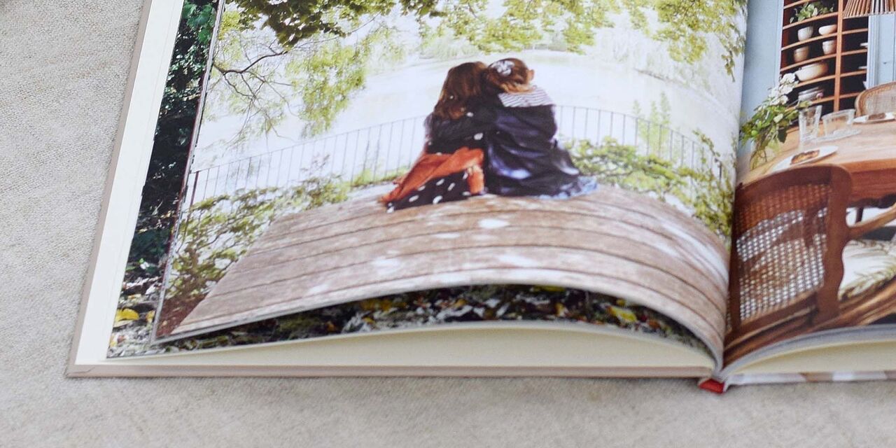 Bogryggen på fotobogen er samlet som en klassisk hæftet bogryg med en fold i midten