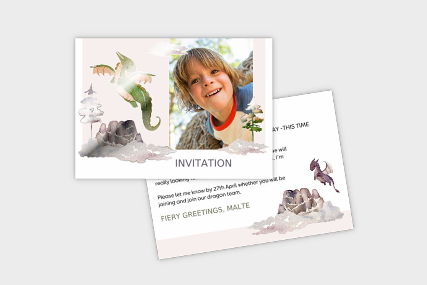 En invitation med glade unge mennesker foran og varme farver i baggrunden.